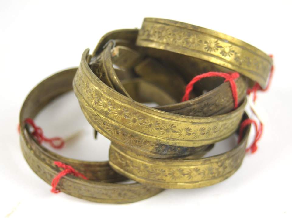 Acht Armbänder aus Messing
