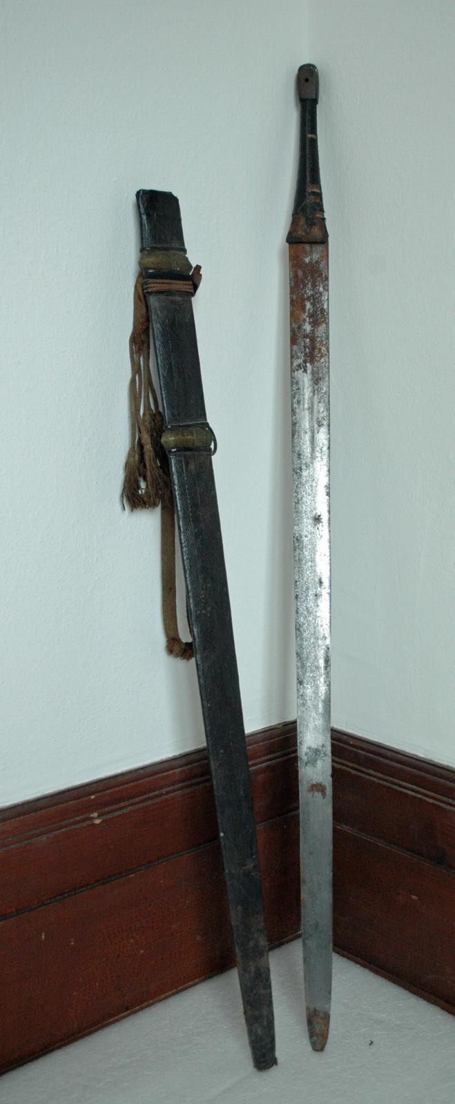 Schwert mit Lederscheide