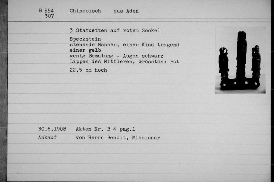 3 Statuetten auf rotem Sockel