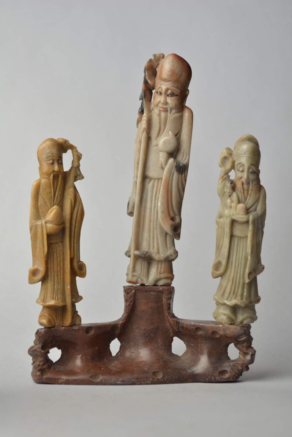 3 Statuetten auf rotem Sockel