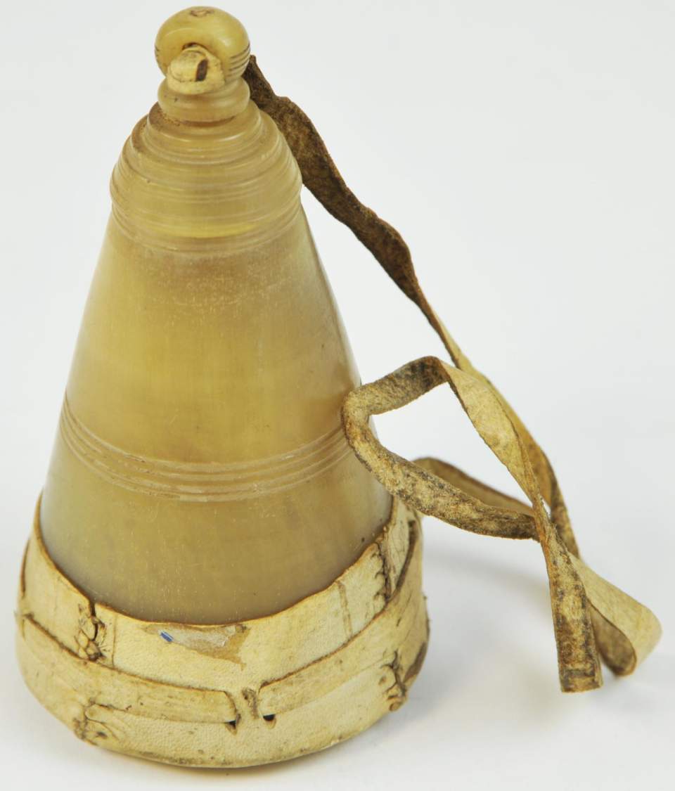 Büchse für Pfeffer und Salz aus Horn und Leder