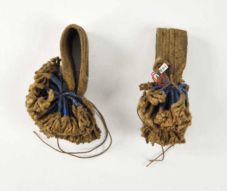 ein Paar Armbänder