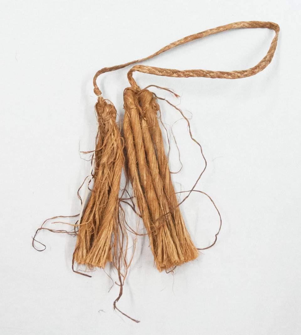 Handgelenkschmuck zu Trauerkleid
