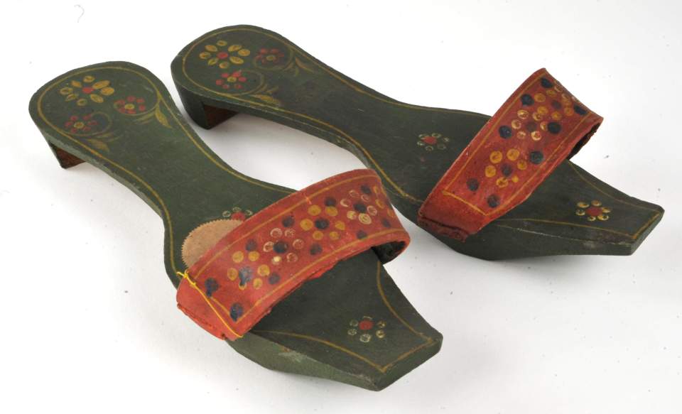 1 Paar Holzsandalen