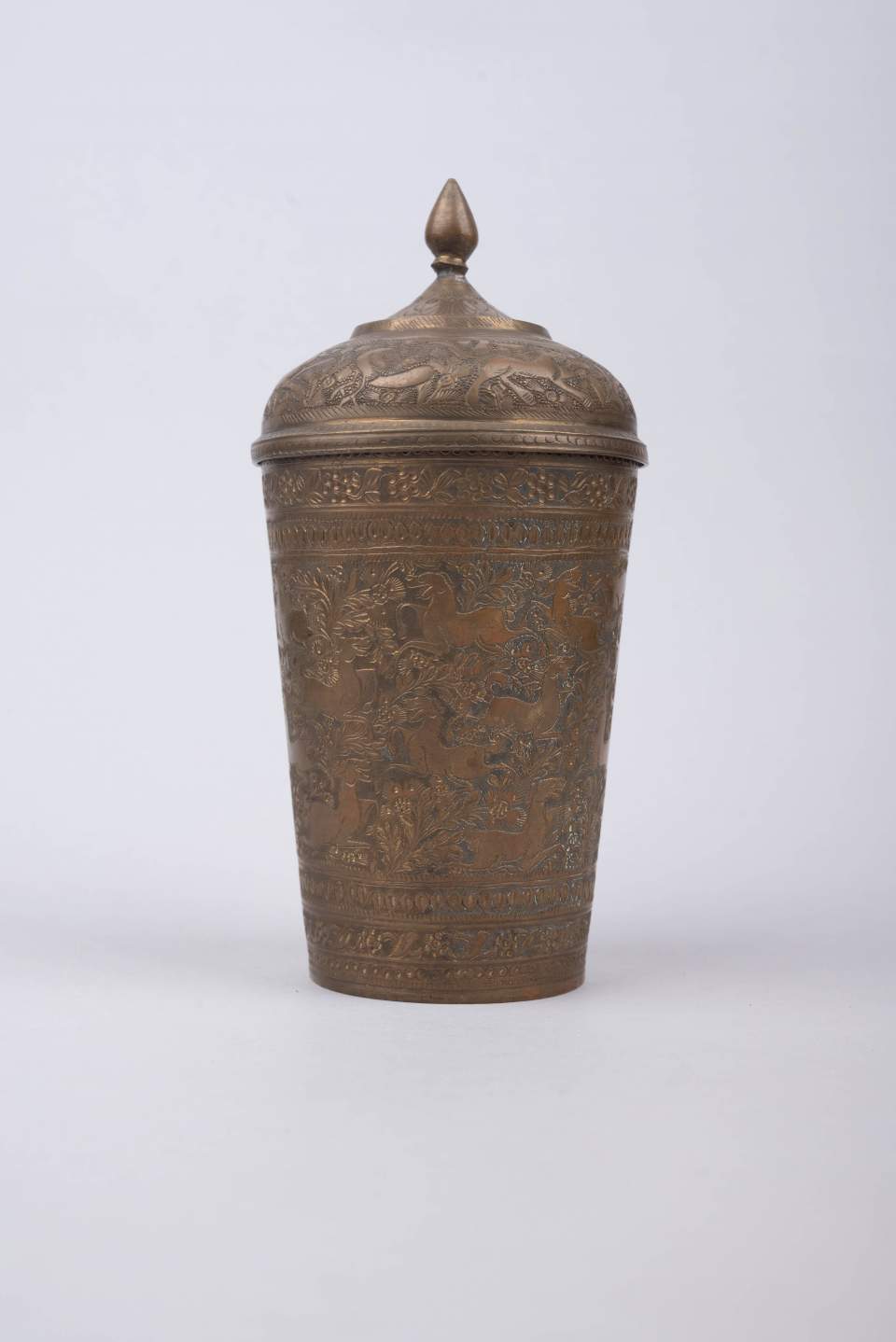 1 Becher mit Deckel
