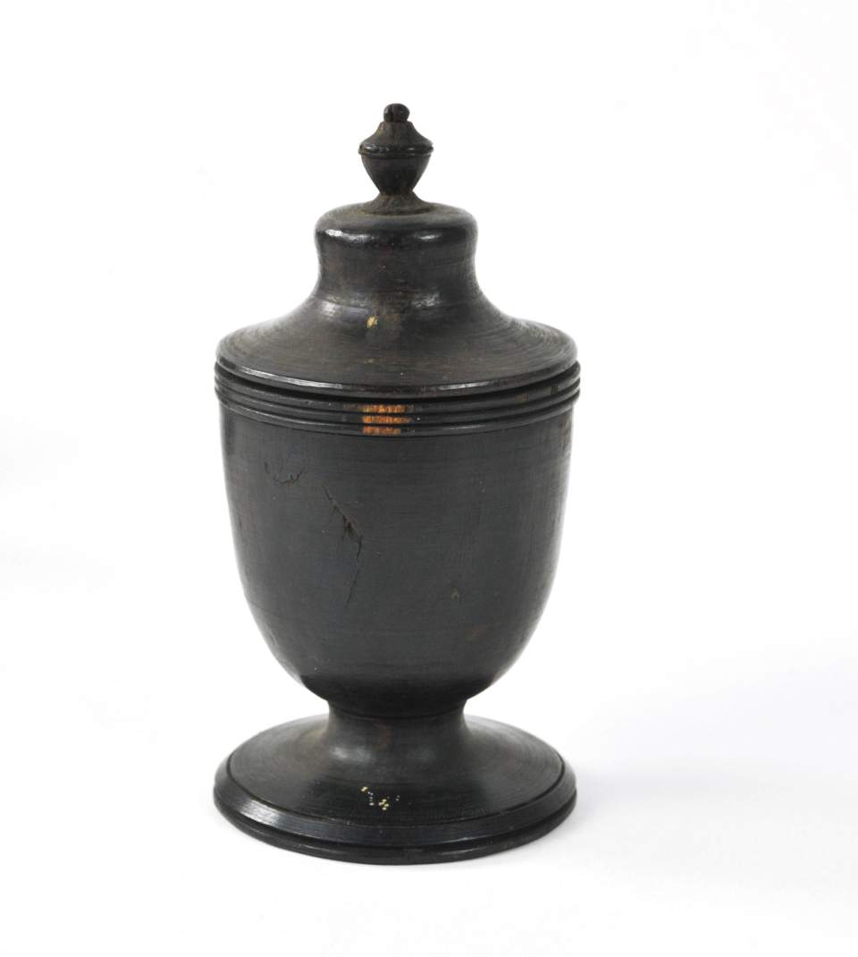 Holzpokal mit Deckel