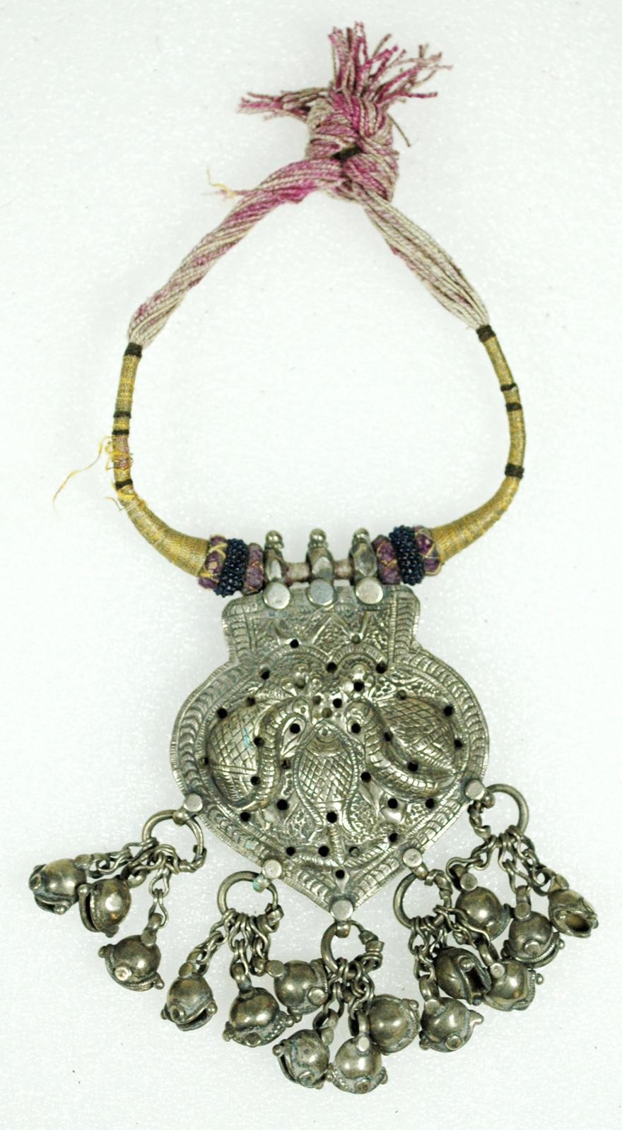 Halsschmuck mit Amulett