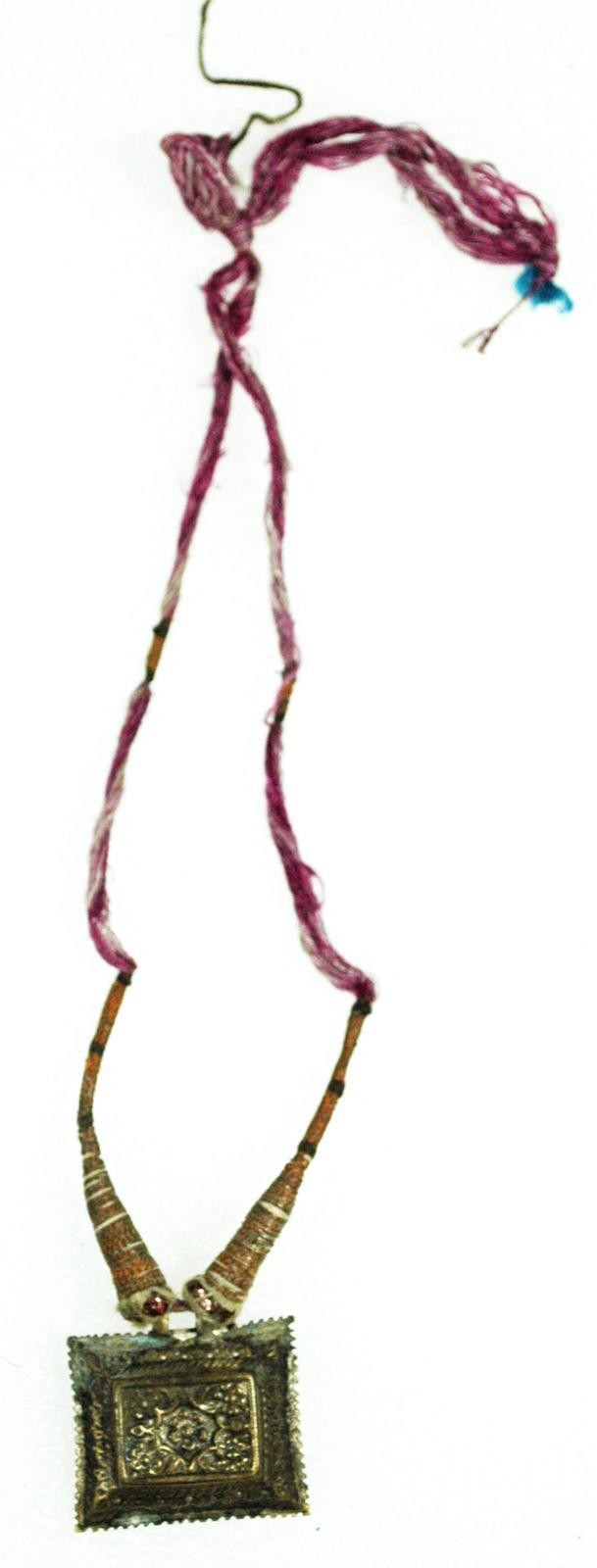 Halsschmuck mit Amulett