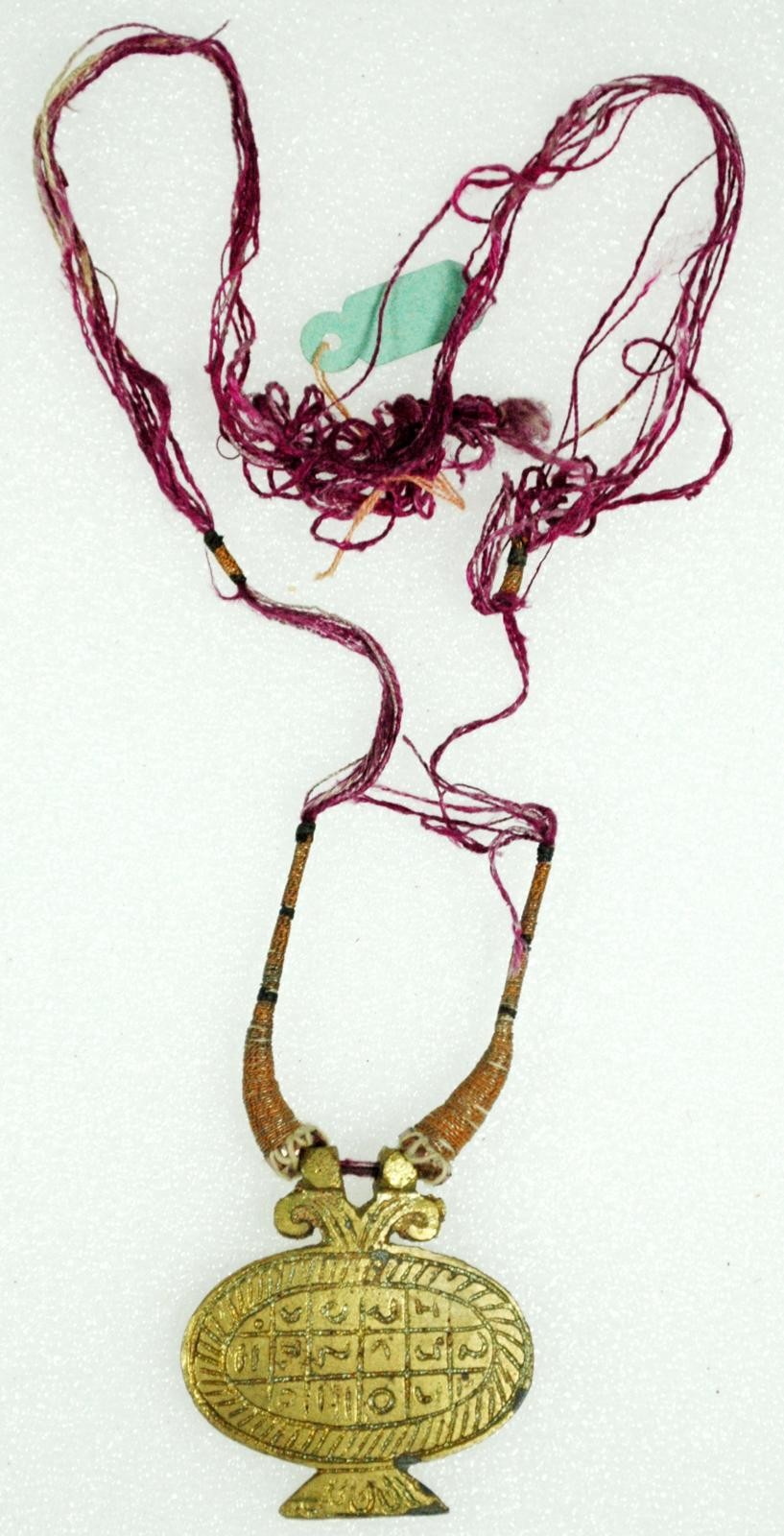 Halsschmuck mit Amulett