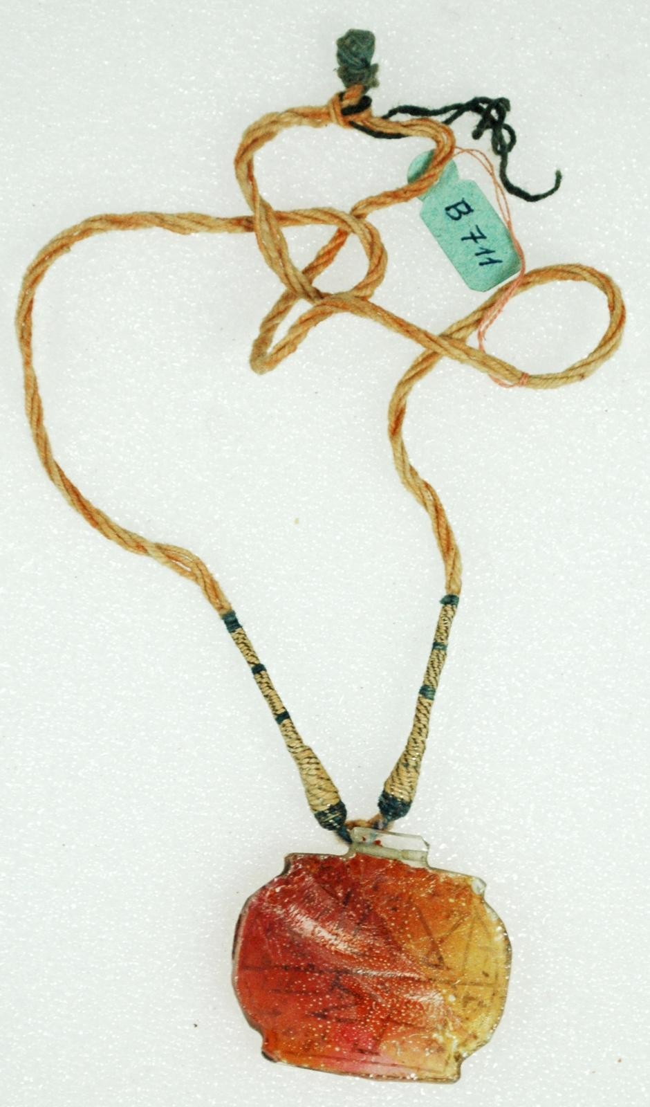 Halsschmuck mit Amulett