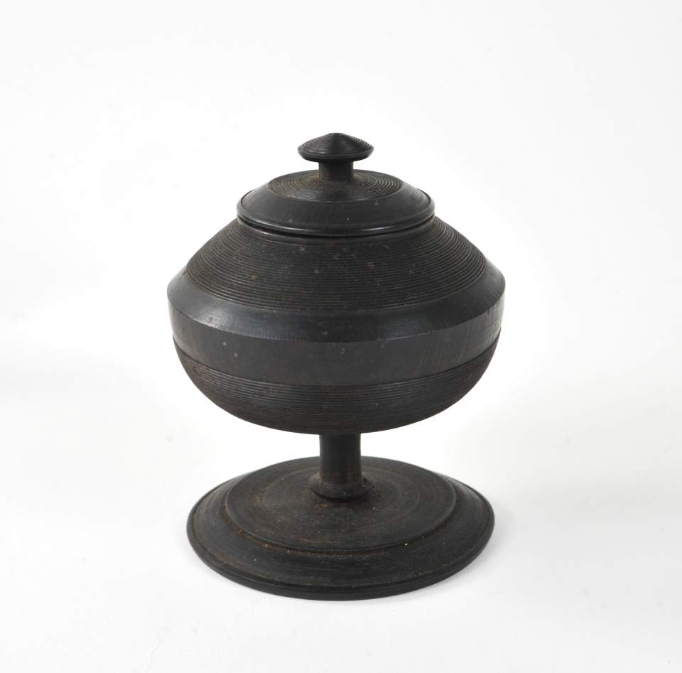 Holzpokal mit Deckel