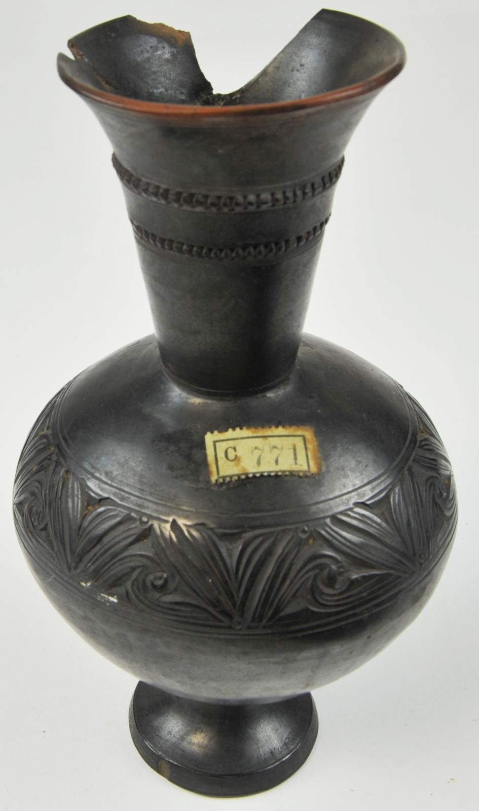 Schwarze Vase aus Ton