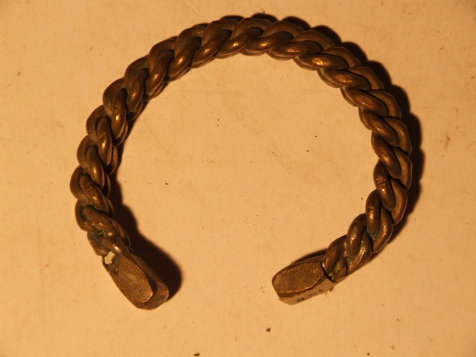2 Armspangen, Silber
(nur 1 Spange vorhanden)