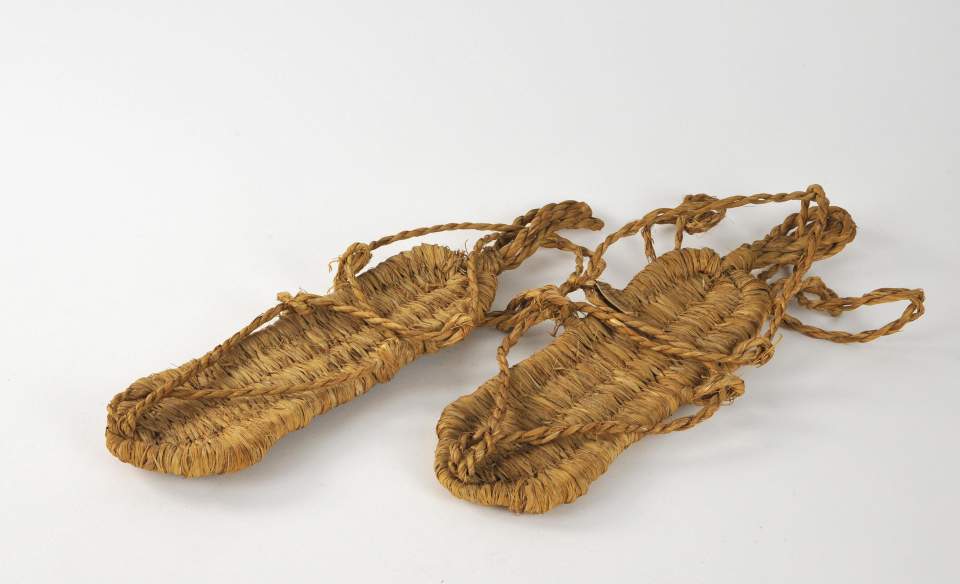 1 Paar Strohsandalen