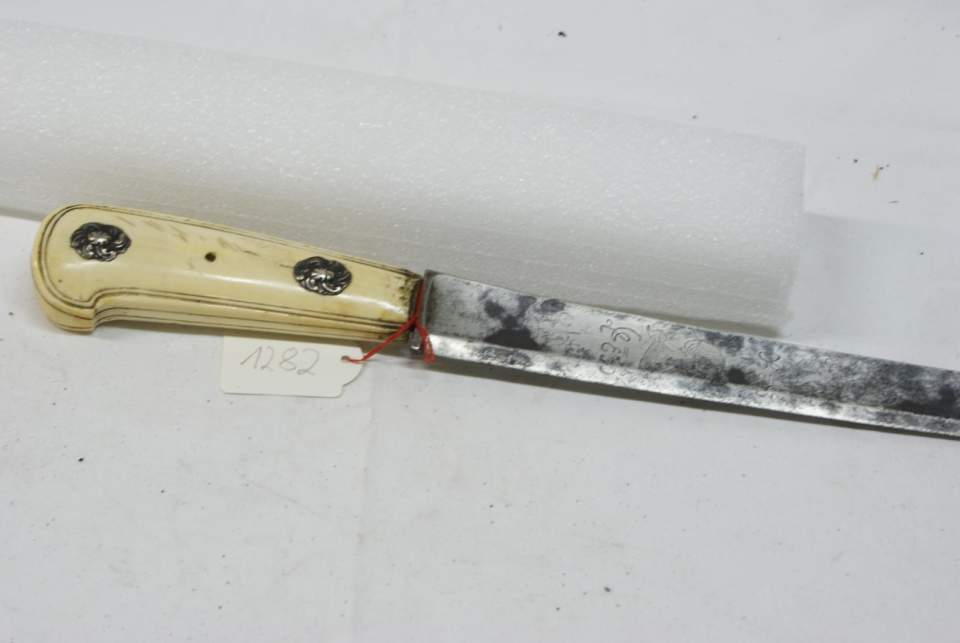 Waidmesser mit Scheide