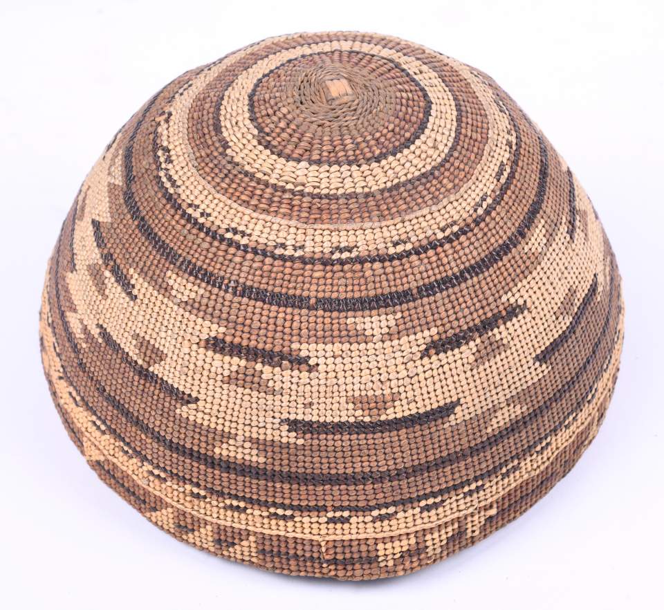 Frauenkappe mit geometrischem Dekor