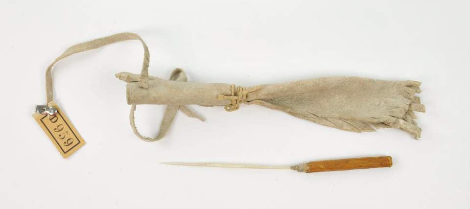 Pfriem mit Futteral, Nadel und Etui