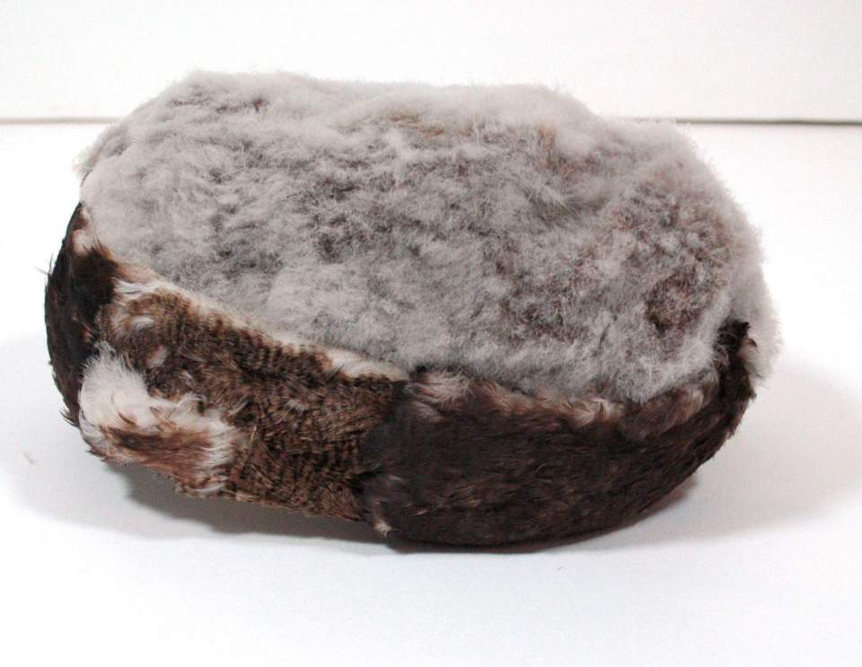 Mütze aus Vogelbälgen