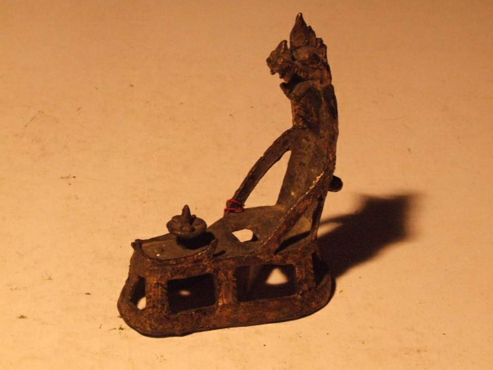 Sarkophag mit Drachenkopf