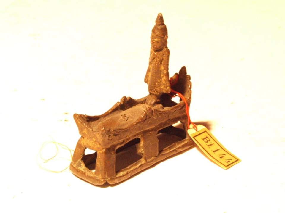 Figur-stehender Buddha auf Sockel