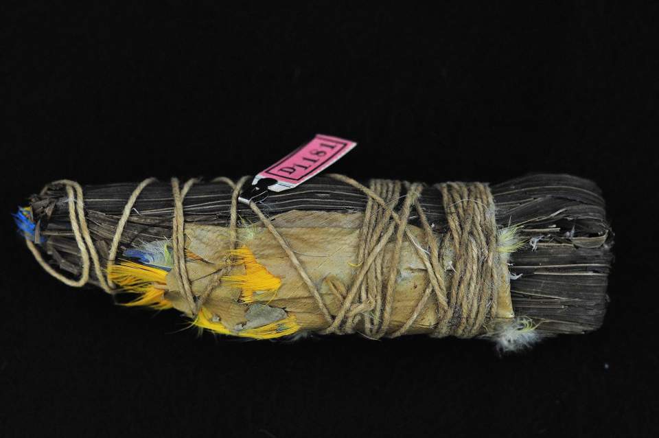 Federschmuck mit Blättern gebunden