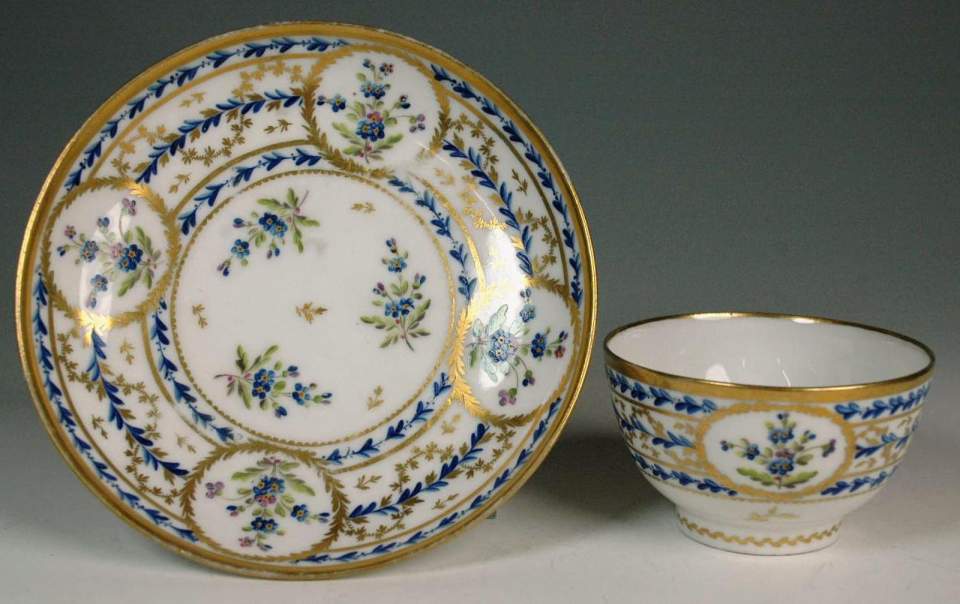 2 Tee-Tassen, Koppchen mit Untertassen
