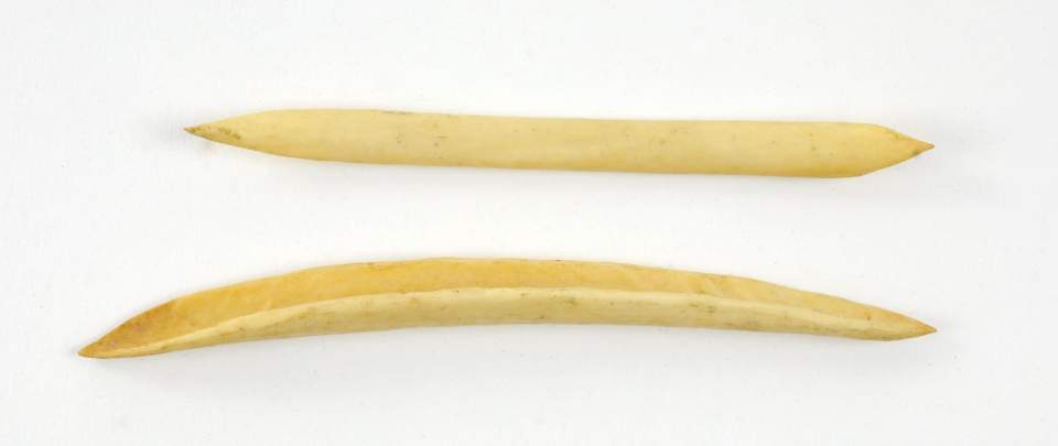 2 Knochenstücke, Werkzeug?