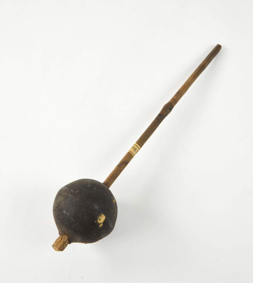Ein Ballen Rohgummi, Kautschuk an Holzstab