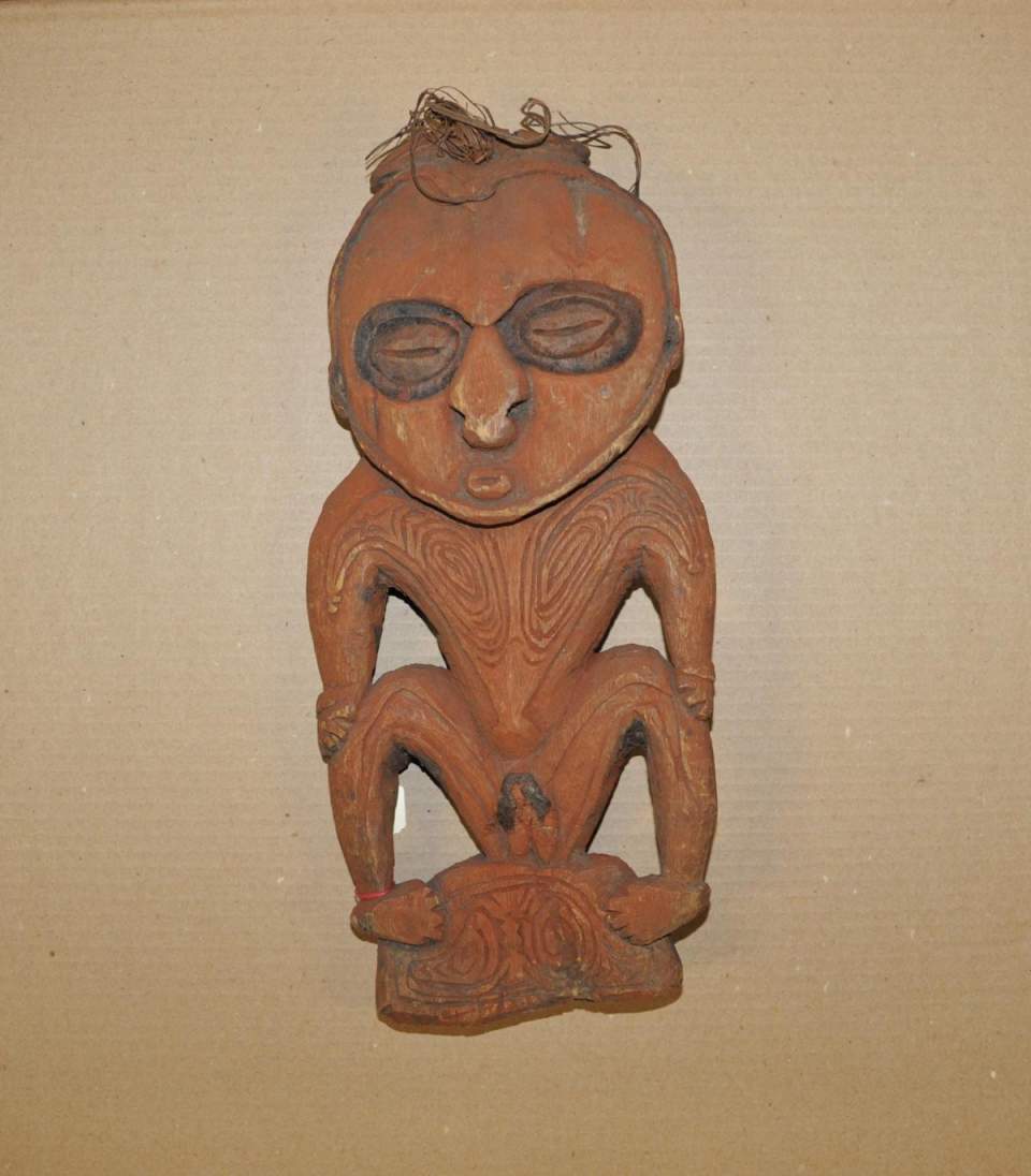 sitzende weibliche Figur