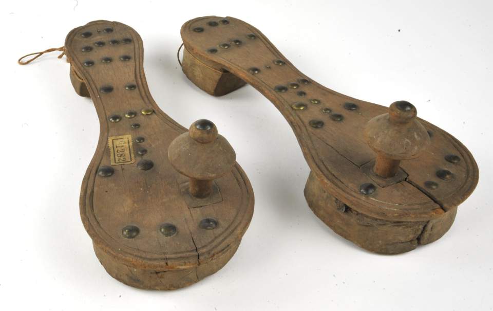  Sandalen aus Holz