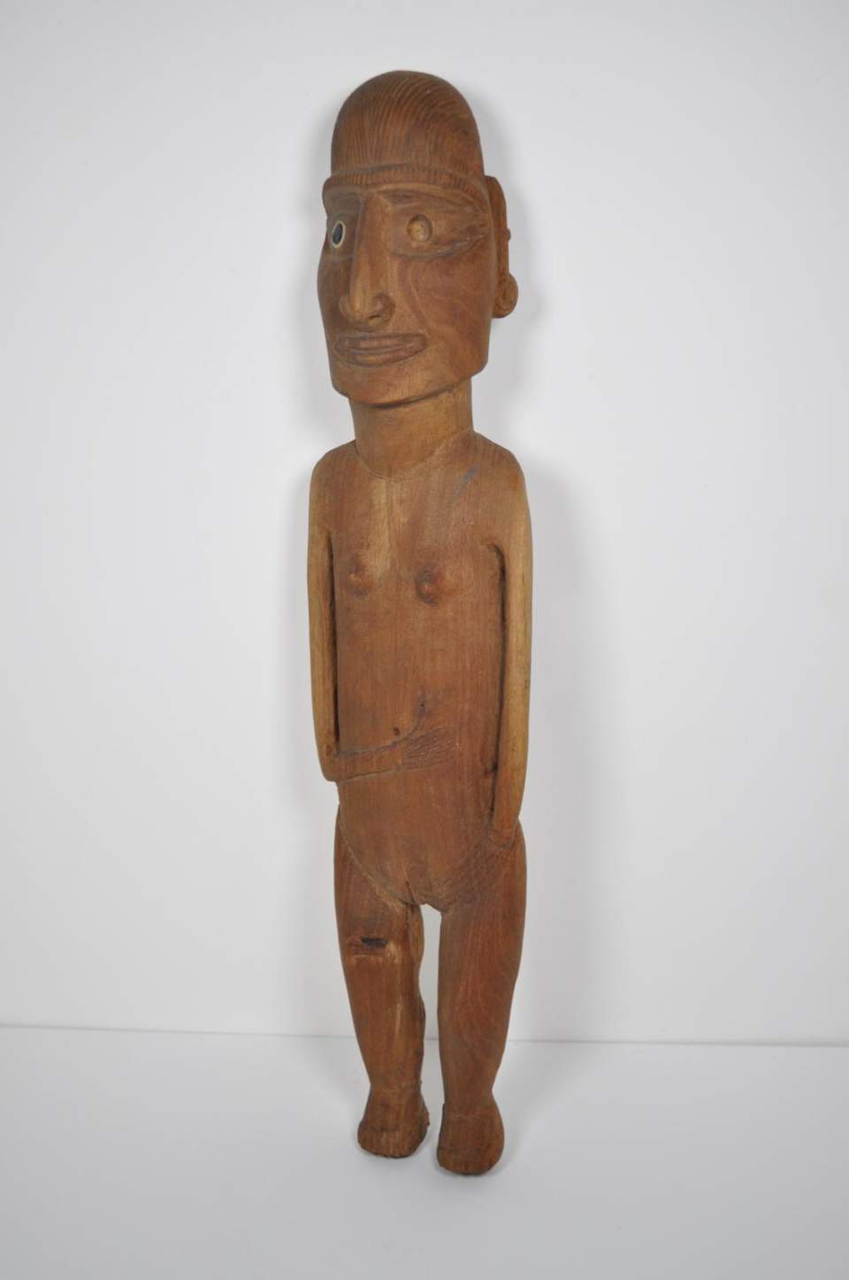 Stehende weibliche Ahnenfigur «moai pa'a pa'a»