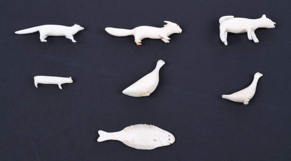 Tierfiguren aus Elfenbein, Schneegänsen, Polarfüchse und ein Heilbutt 