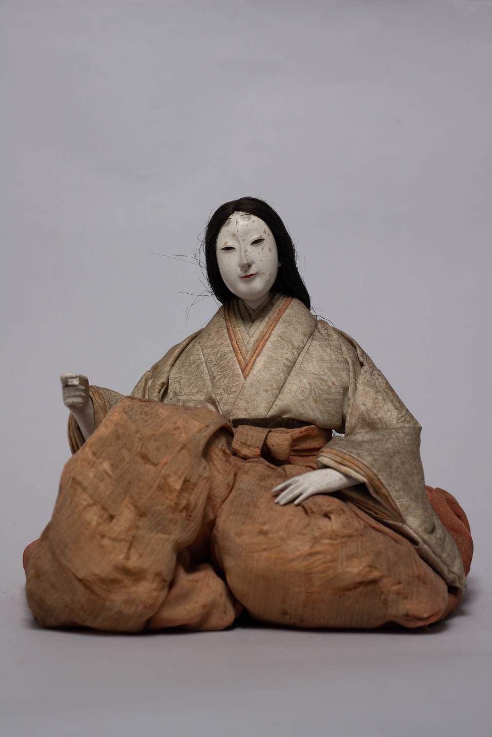 knieende Kostümfigu