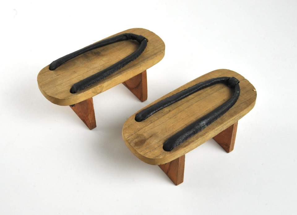 1 Paar Holzsandalen = Geta
