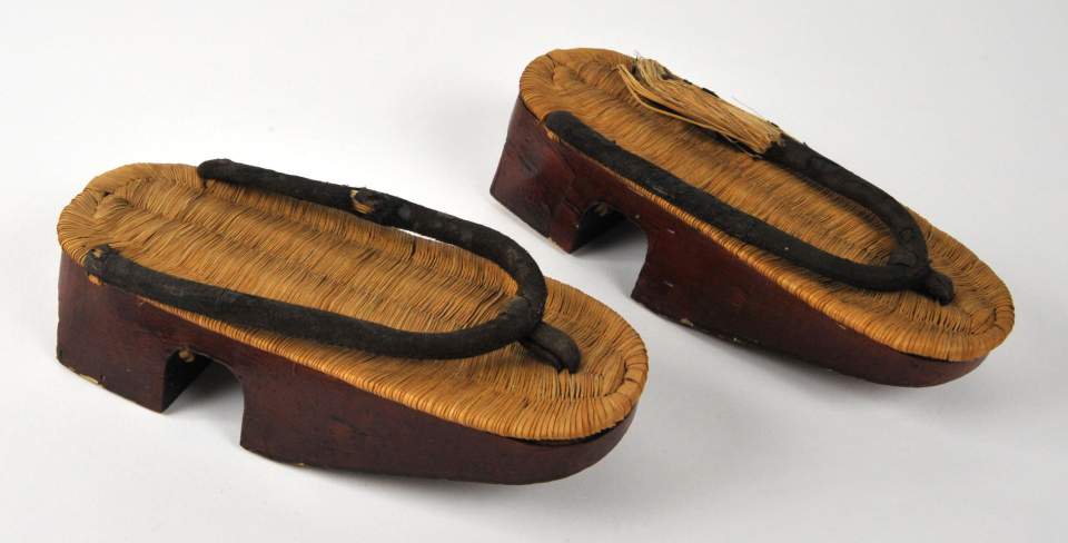 1 Paar Holzsandalen = Geta