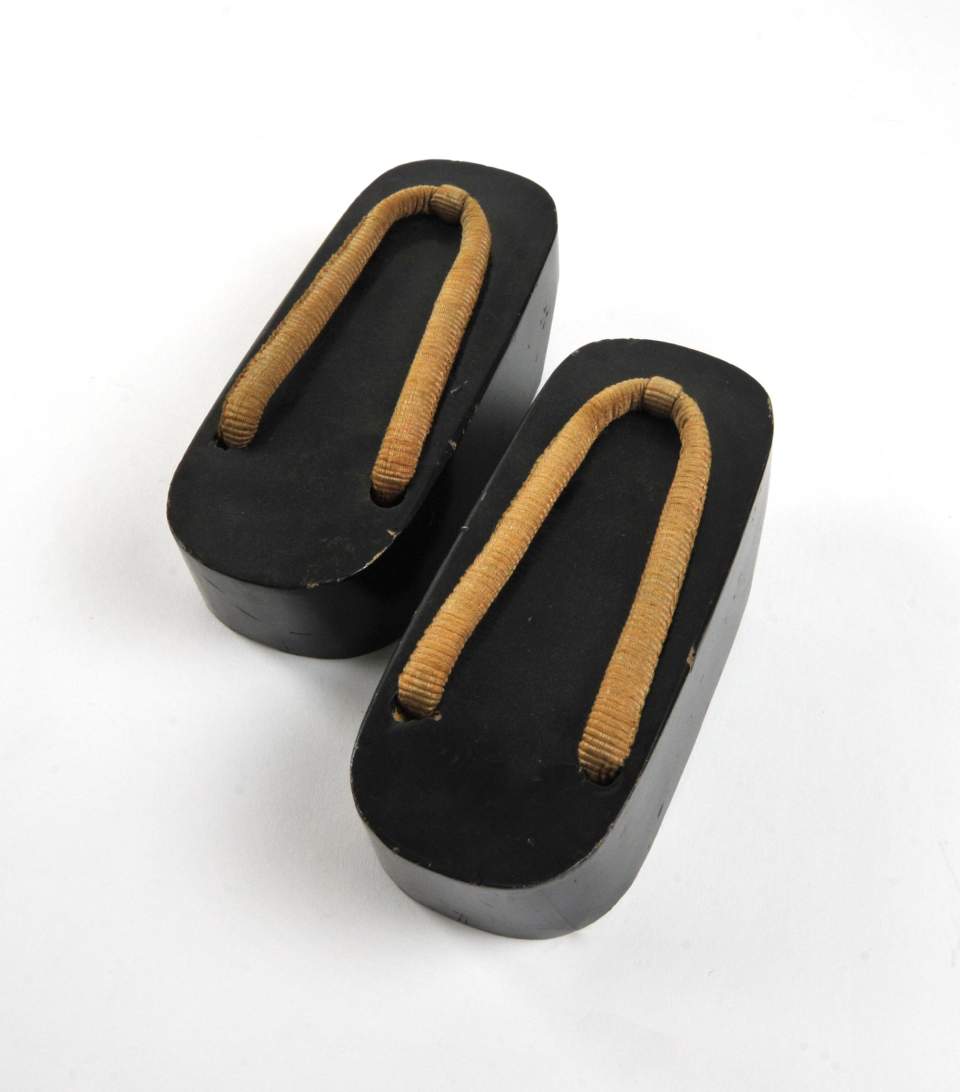 Holzsandalen "Geta"