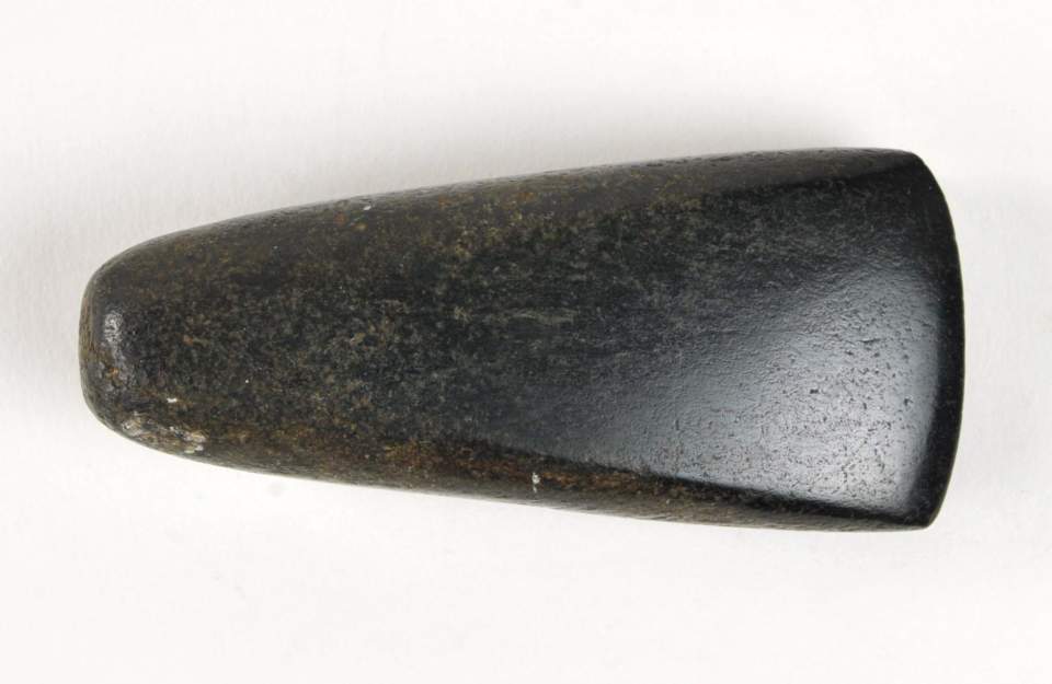 1 von 9 Steinbeilklingen (1347, 1348 fehlen)