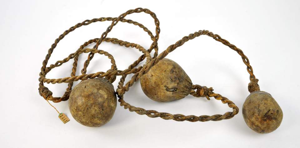 Wurfriemen mit drei Bolas