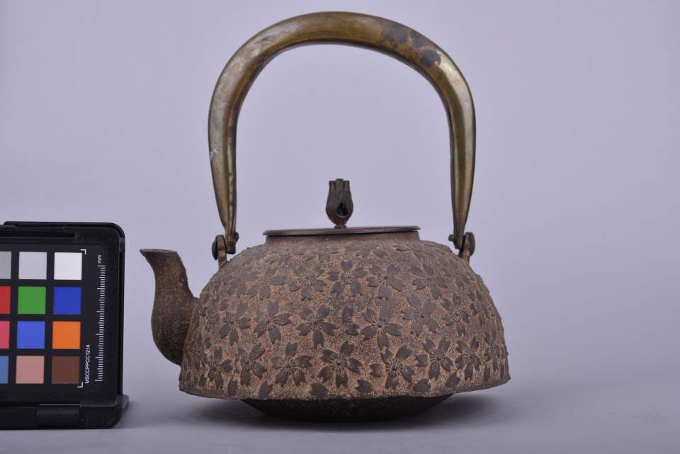 Teekanne mit Deckel, Blütendekor, Messinghenkel