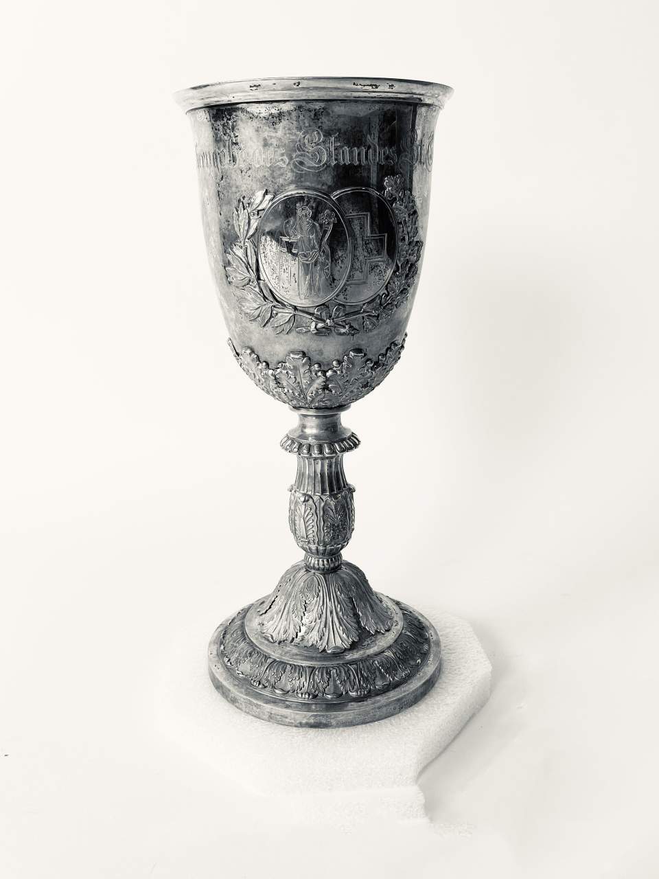 Silberner Becher