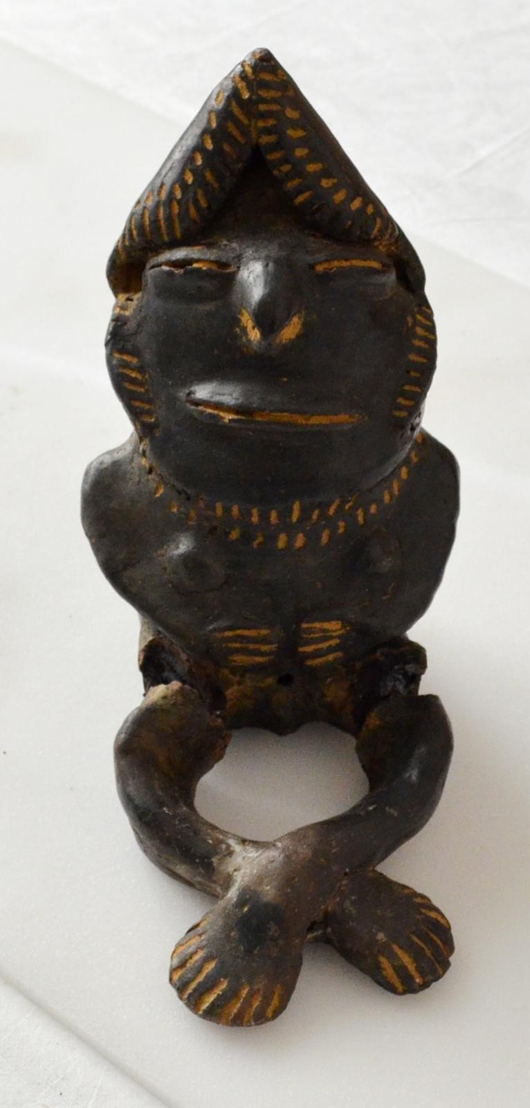 Sitzende weibliche Tonfigur