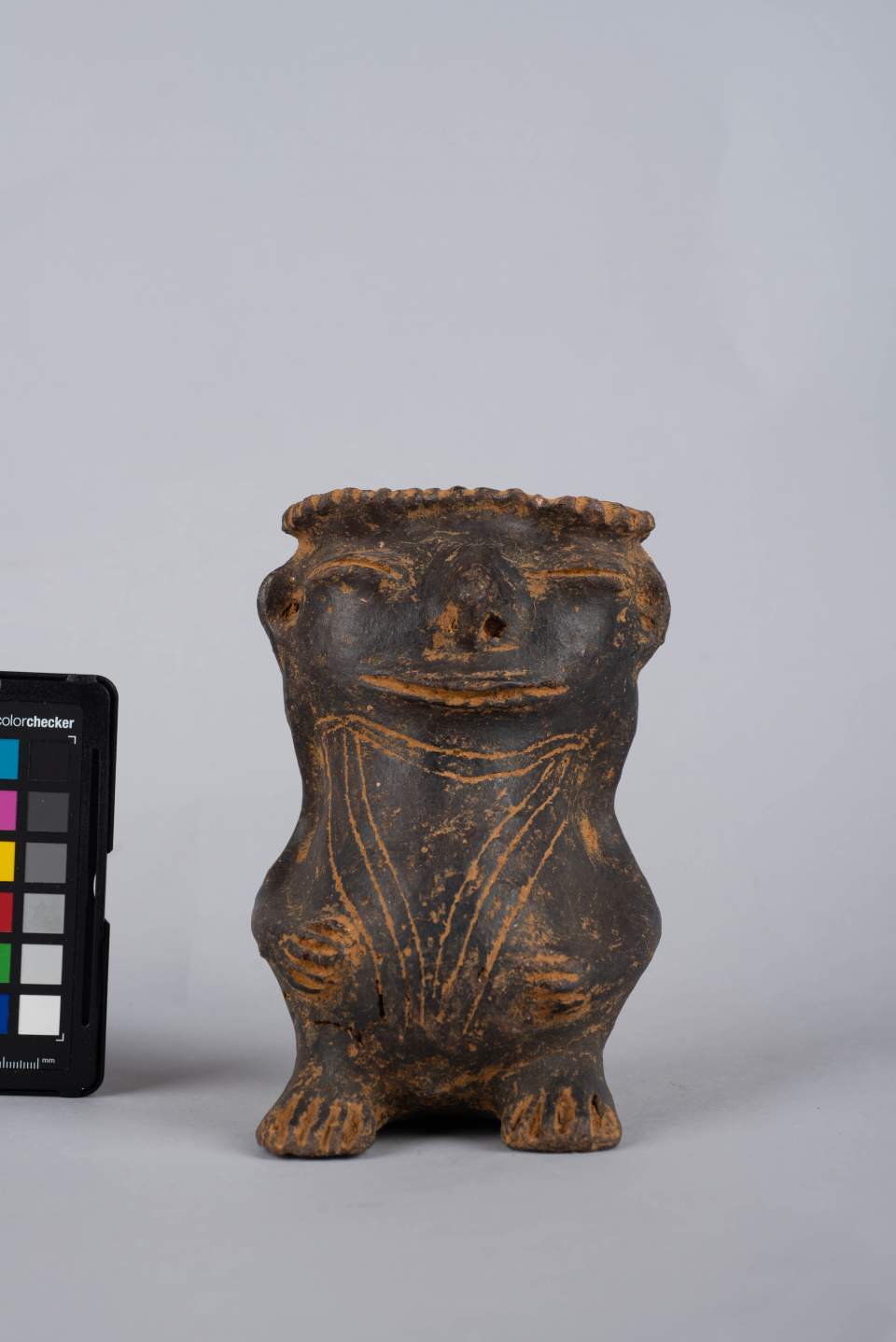 Tongefäss, sitzende männliche Figur
