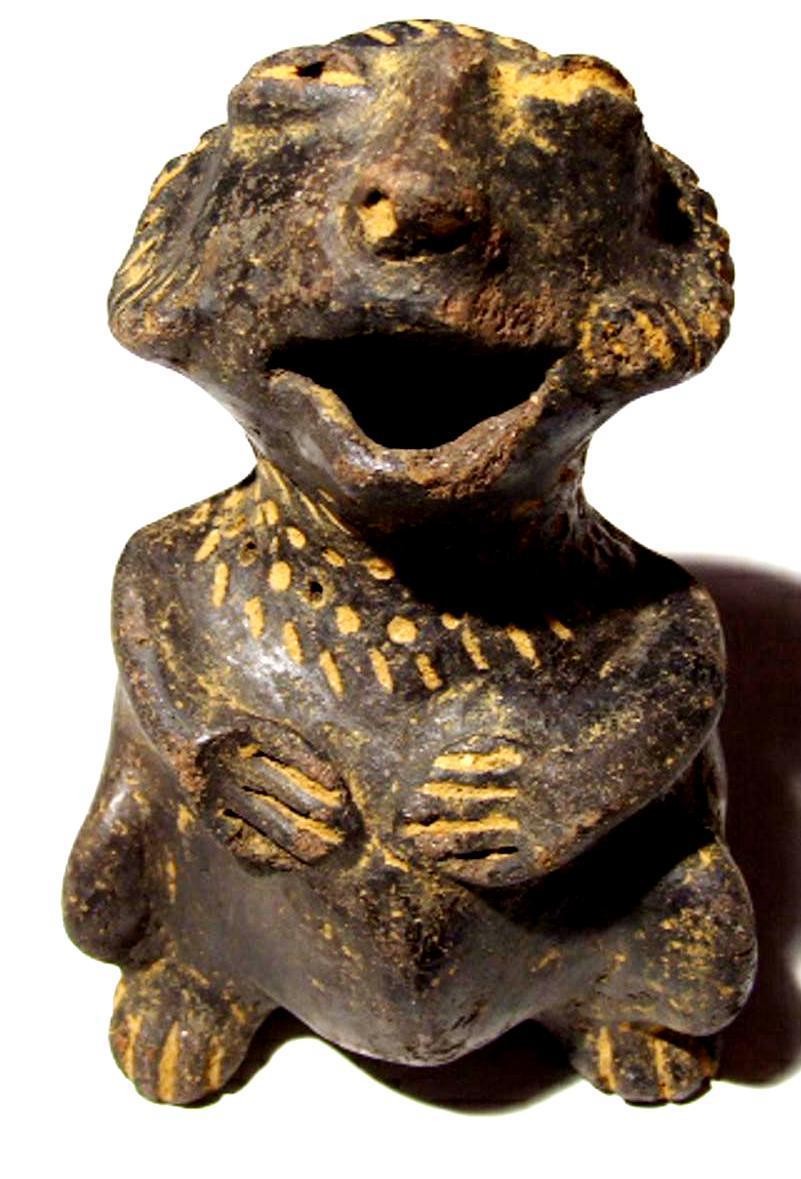 sitzende menschliche Tonfigur