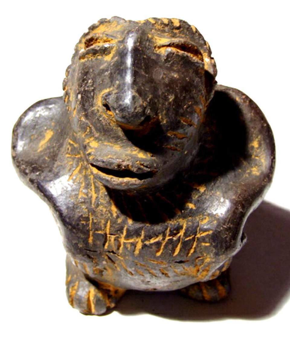 sitzende menschliche Tonfigur