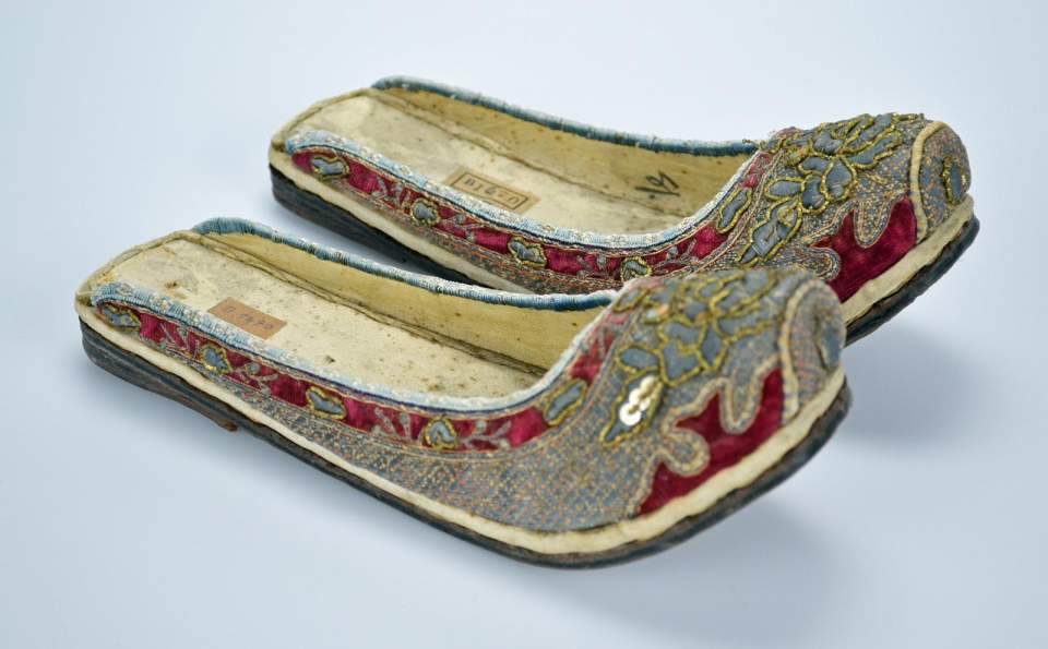 1 Paar chinesische Pantoffeln, Applikationen Gold- und Silberfäden; um 1900