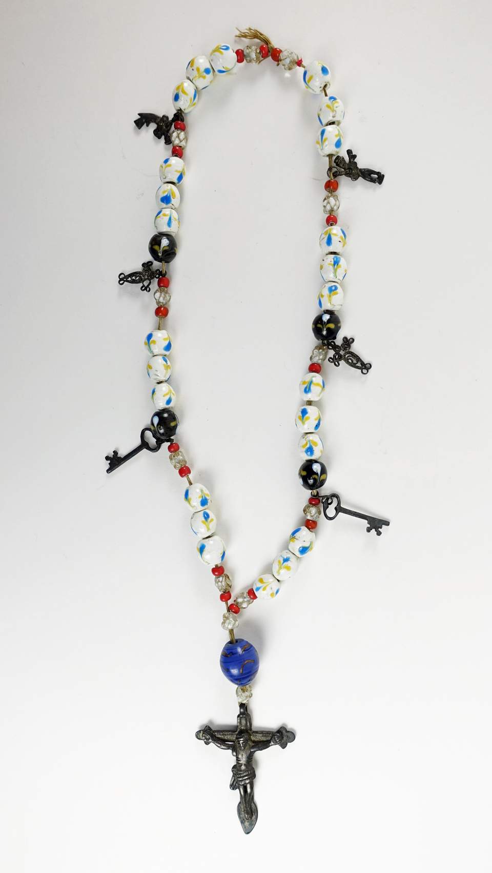 Rosenkranz, Paternoster aus farbigen Glas- und Tonperlen, Peru 19. Jh.