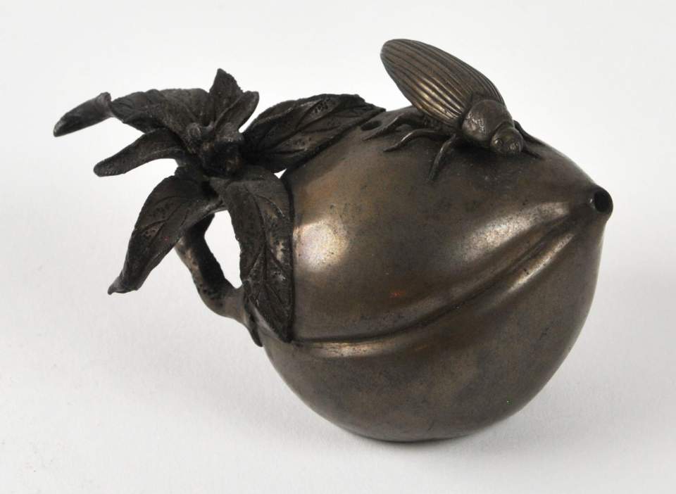 Bronzegefäss Käfer auf Pirsch
