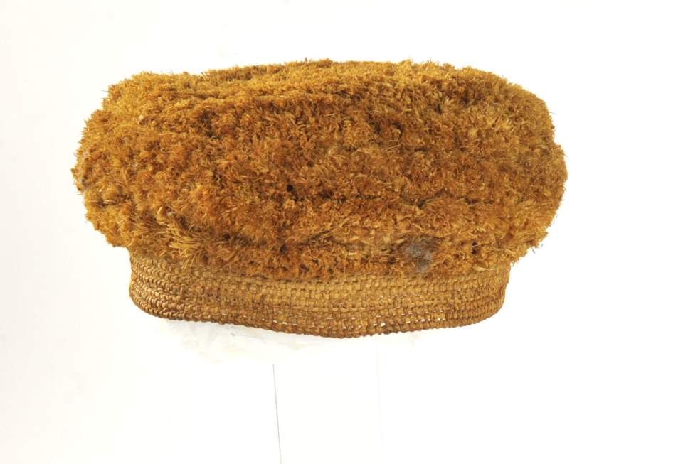 Mütze aus Strohgeflecht mit Plüsch