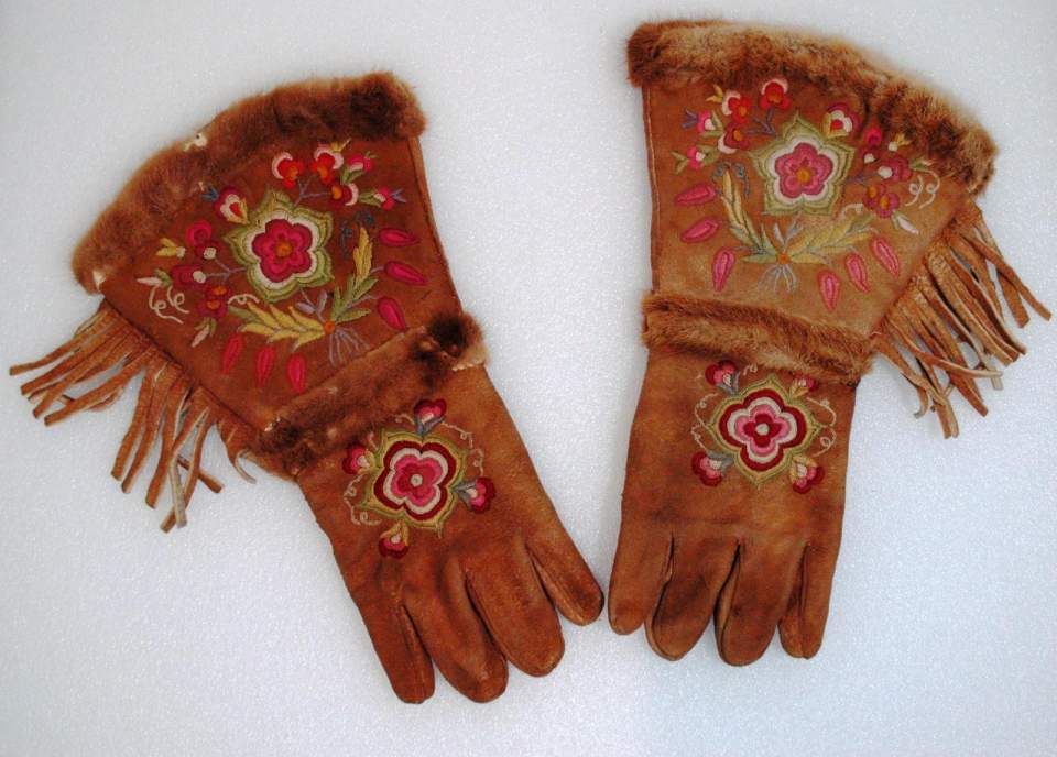 Handschuhe, Stulpenhandschuhe mit Blumendekor und Fransen