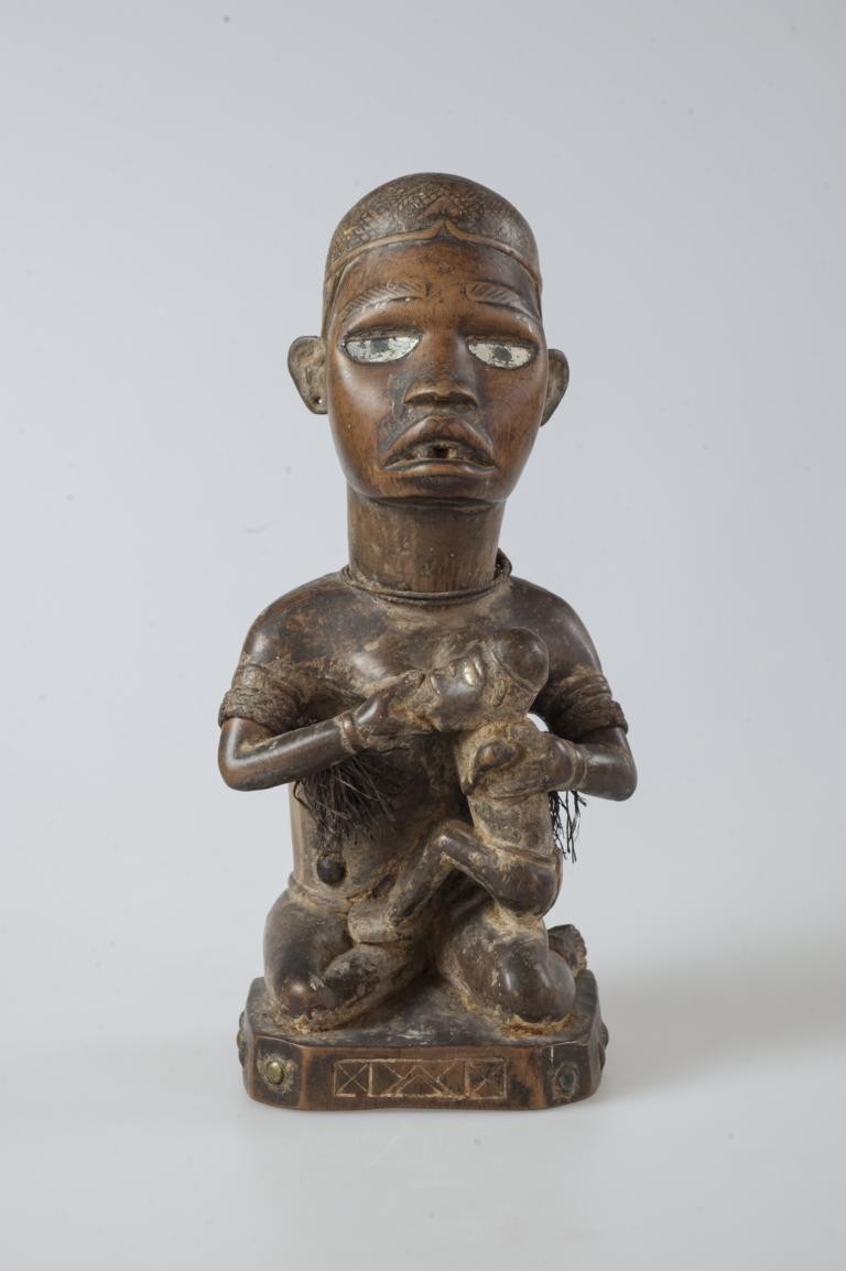 Figur-knieende Mutter (Ahnenfigur) mit Kind an der Brust; Mutter-Kind-Figuration „phemba“